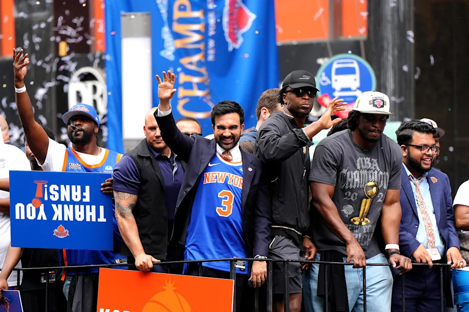 New York City Mayor Zohran Mamdani and Knicks forward OG Anunoby wave to the crowd.
