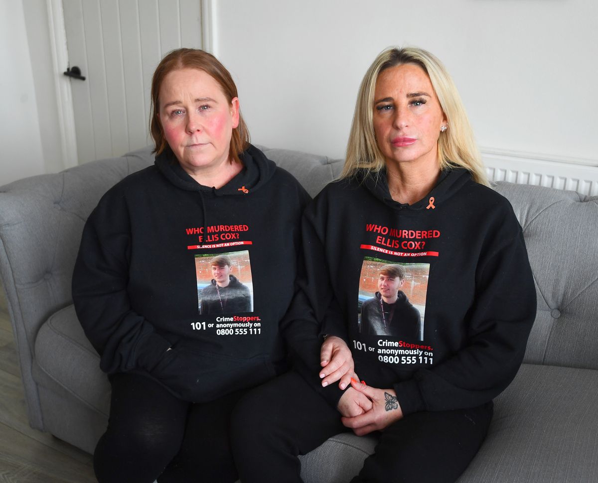 Ellis Cox's mum Carolyn (right) and auntie Julie O'Toole