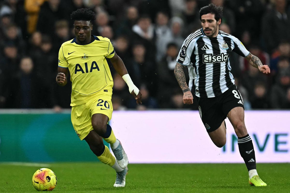 Newcastle United's Italian midfielder #08 Sandro Tonali (R) chases Tottenham Hotspur's Ghanian striker #20 Mohammed Kudus during the English Premier League football match between Newcastle United and Tottenham Hotspur at St James' Park in Newcastle-upon-Tyne, north east England on December 2, 2025. (Photo by Paul ELLIS / AFP via Getty Images) / RESTRICTED TO EDITORIAL USE. No use with unauthorized audio, video, data, fixture lists, club/league logos or 'live' services. Online in-match use limited to 120 images. An additional 40 images may be used in extra time. No video emulation. Social media in-match use limited to 120 images. An additional 40 images may be used in extra time. No use in betting publications, games or single club/league/player publications. /