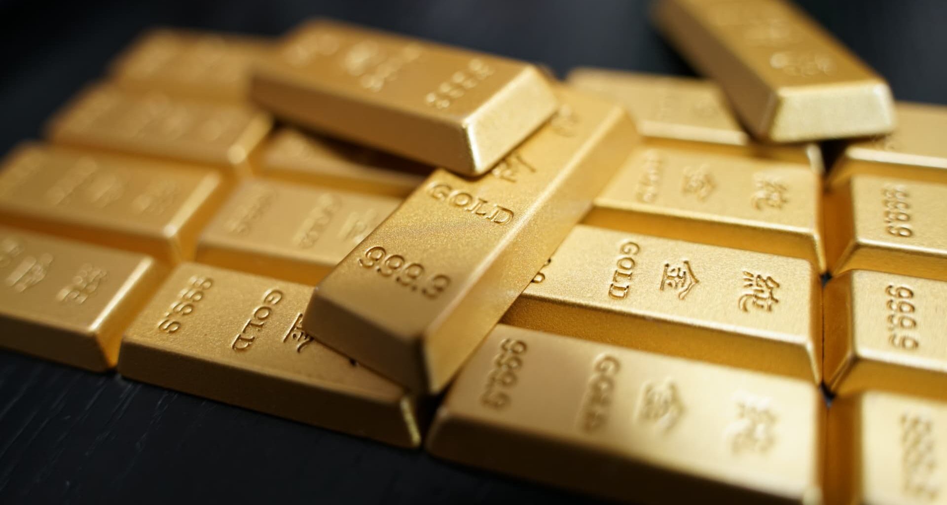 Gold climbs over 1% as oil drops on US-Iran interim deal