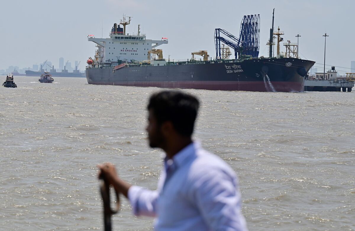 Hormuz Traffic Uptick Seen as Three Indian Tankers Reemerge