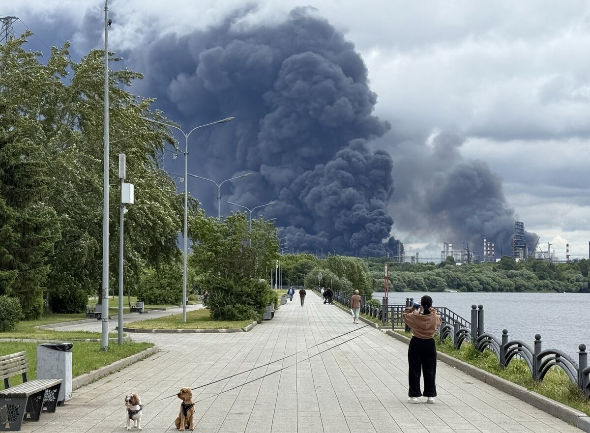 Russia Expands Fuel Rationing as Drone Strikes Hit Refineries Nationwide