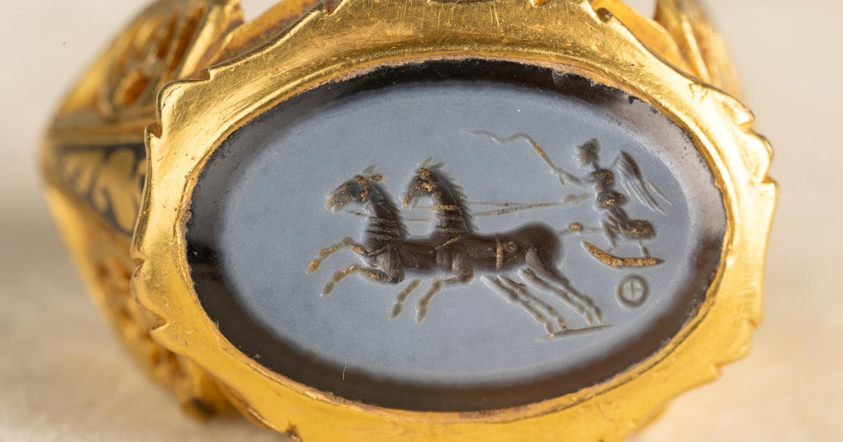 "Spectacular" Roman-era gold ring found by metal detectorist in field in England
