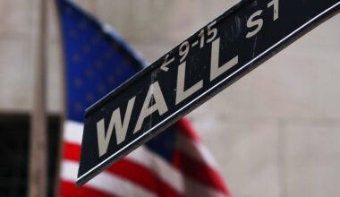 Nasdaq Drops 4% As Major Indexes Tumble During Tech Selloff