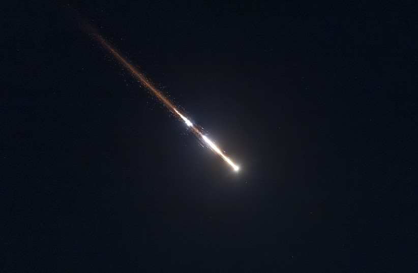 (Illustrative) Ballistic missiles launched from Iran, as seen over Jerusalem, during the war with Iran and ongoing missile fire toward Israel, April 7, 2026.