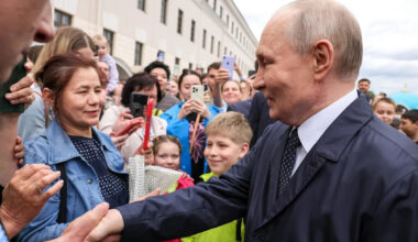 Putin’s adoring crowd accidentally outed as ‘extras’ by bodyguard