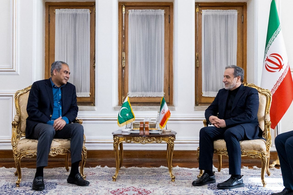 US and Iran to talk Sunday in Switzerland as Tehran says it closed Strait of Hormuz again