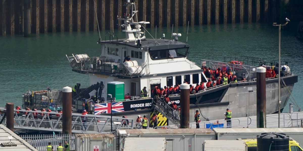 Migrant crisis: Labour forced to re-write 'one in, one out' deal with France