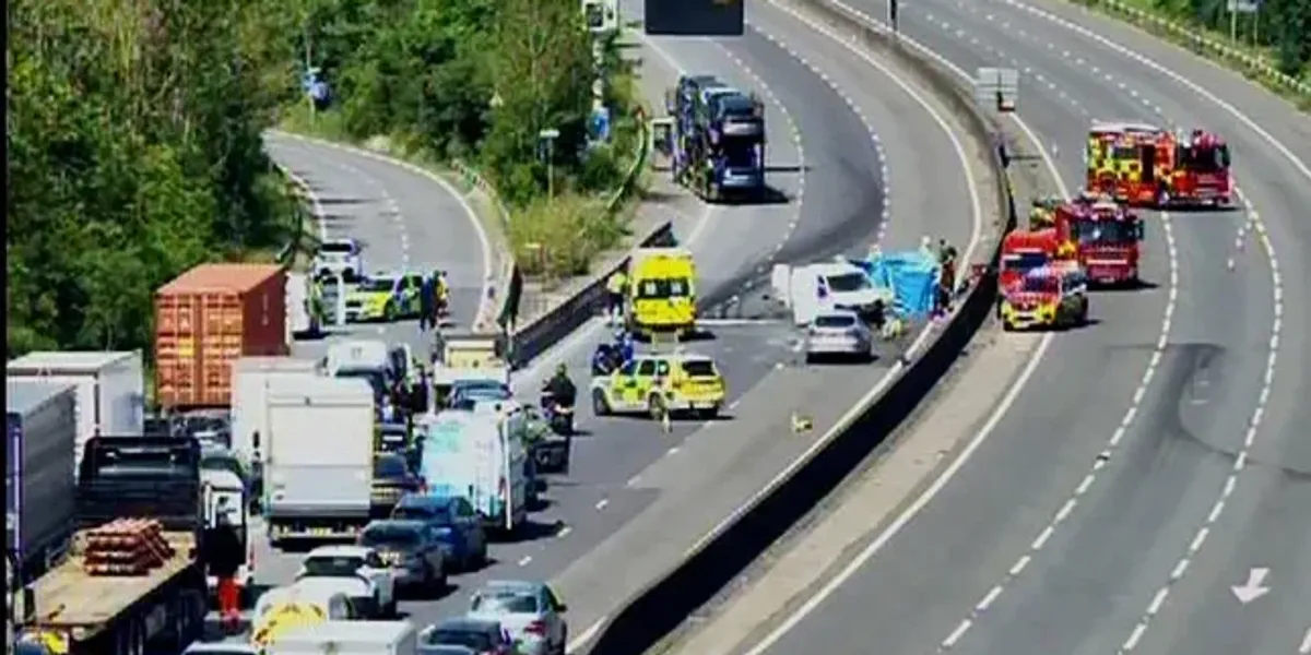 M25 traffic: Serious accident forces motorway closure as emergency services rush to scene