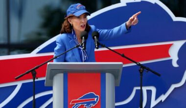 NY Governor Kathy Hochul tries to get Bills chant going at new stadium, completely fails