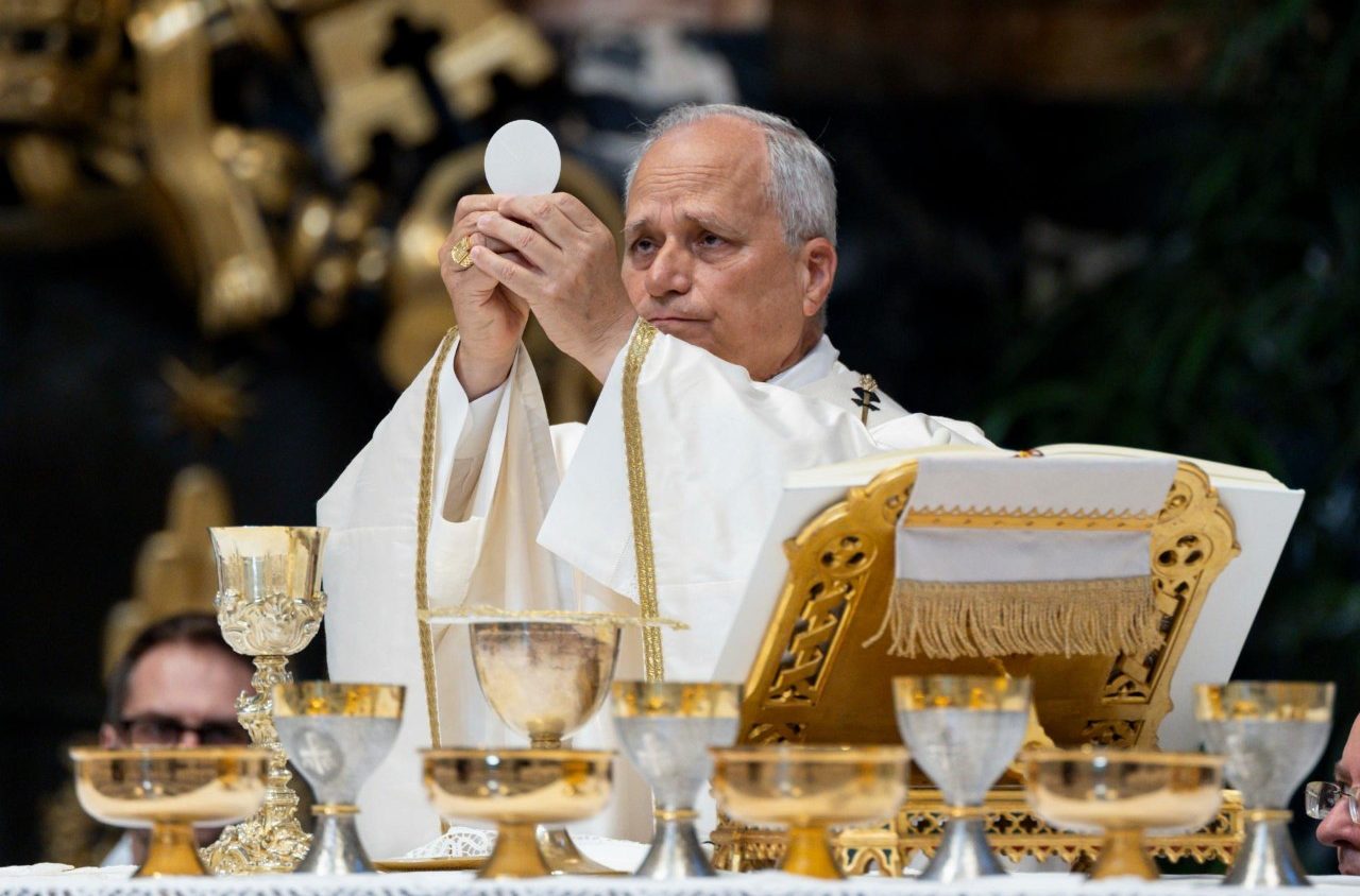 Pope at Consistory Opening Mass: War is never blessed by God