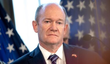 Top Democrat lawmaker injured in car crash