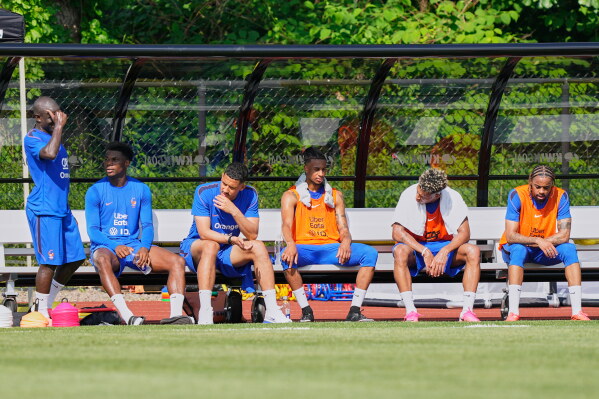 France's players take a rest in the extreme heat during a training session during the FIFA World Cup soccer tournament, at the France base camp in Waltham, Mass., near Boston, Friday, June 12, 2026. (AP Photo/Martin Meissner)