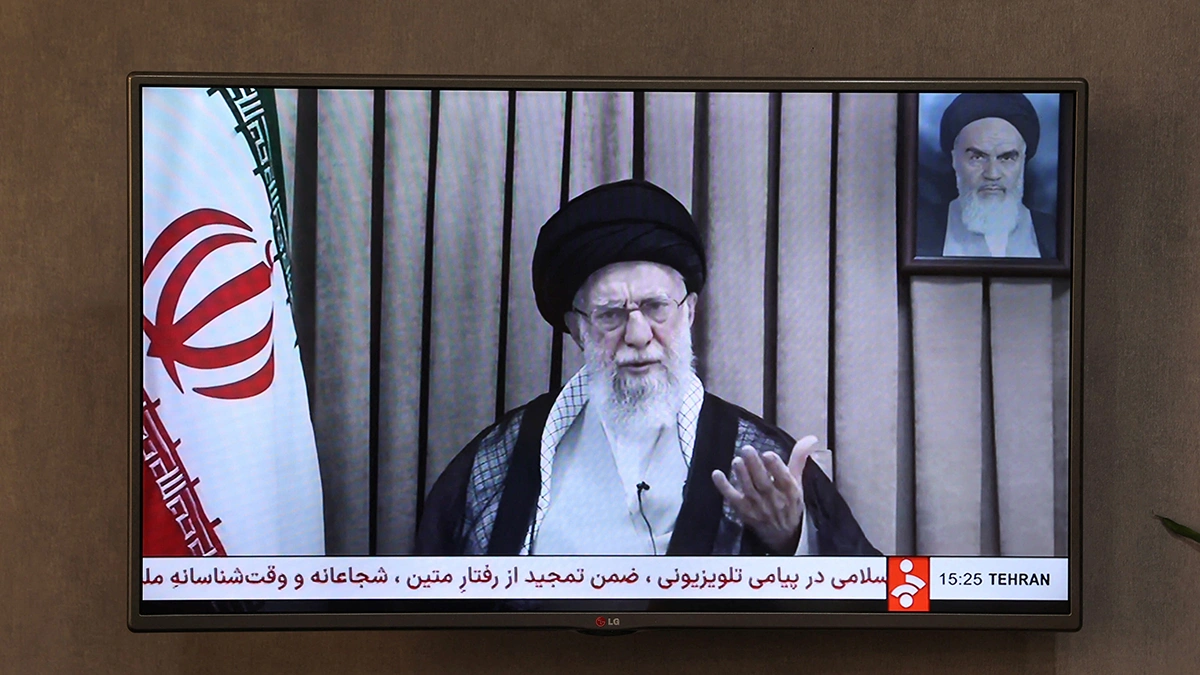 <p>Una pantalla de televisión muestra el mensaje televisado del líder supremo de Irán, el ayatolá Ali Jamenei, durante el conflicto entre Irán e Israel en Teherán, Irán, el 18 de junio de 2025 - WANA/ MAJID ASGARIPOUR vía REUTERS </p>
