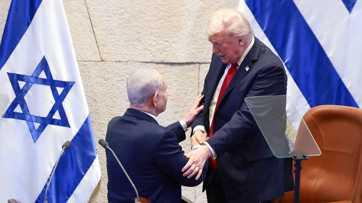 <p>El presidente estadounidense Donald Trump y el primer ministro israelí Benjamin Netanyahu se dan la mano en la Knesset el día que Trump se dirige allí, en medio de un intercambio de prisioneros y rehenes negociado por Estados Unidos y un acuerdo de alto el fuego entre Israel y Hamás, en Jerusalén, el 13 de octubre de 2025 - REUTERS/ EVELYN HOCKTEIN</p>

