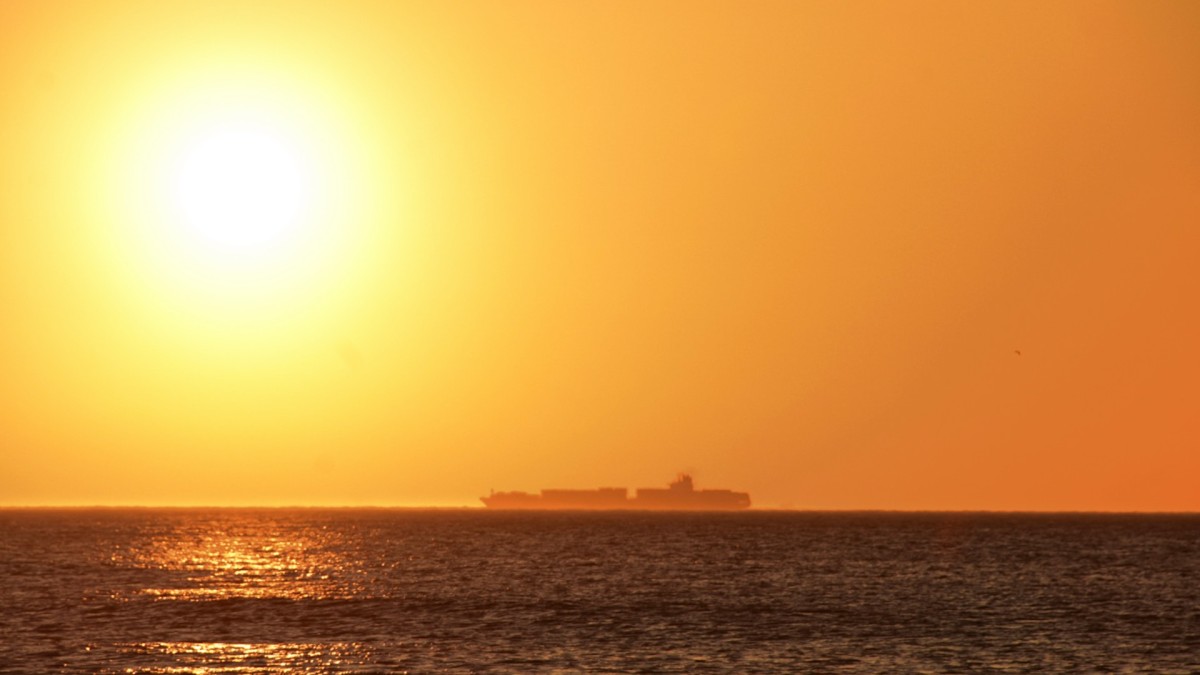 Oil Surges Over 7% as Iran Halts U.S. Talks and Threatens Total Hormuz Closure