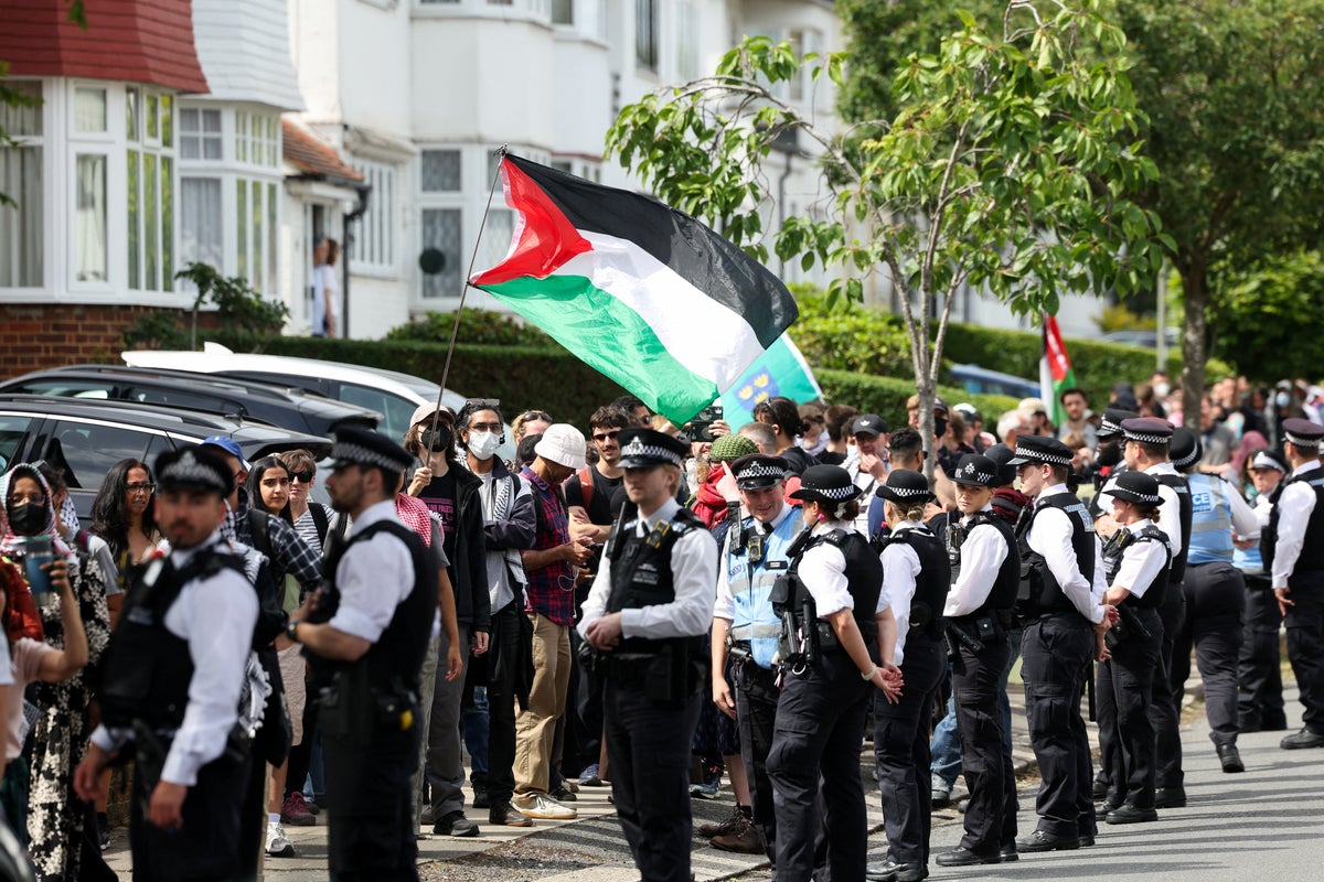 15 arrested after clashes at protest outside London synagogue