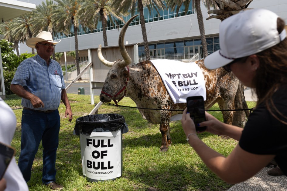 Abbott trolls Texas Democratic Convention with Talarico attacks
