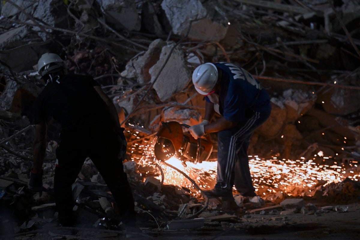 Venezuela earthquake death toll soars to at least 920 as US military assists with aid efforts