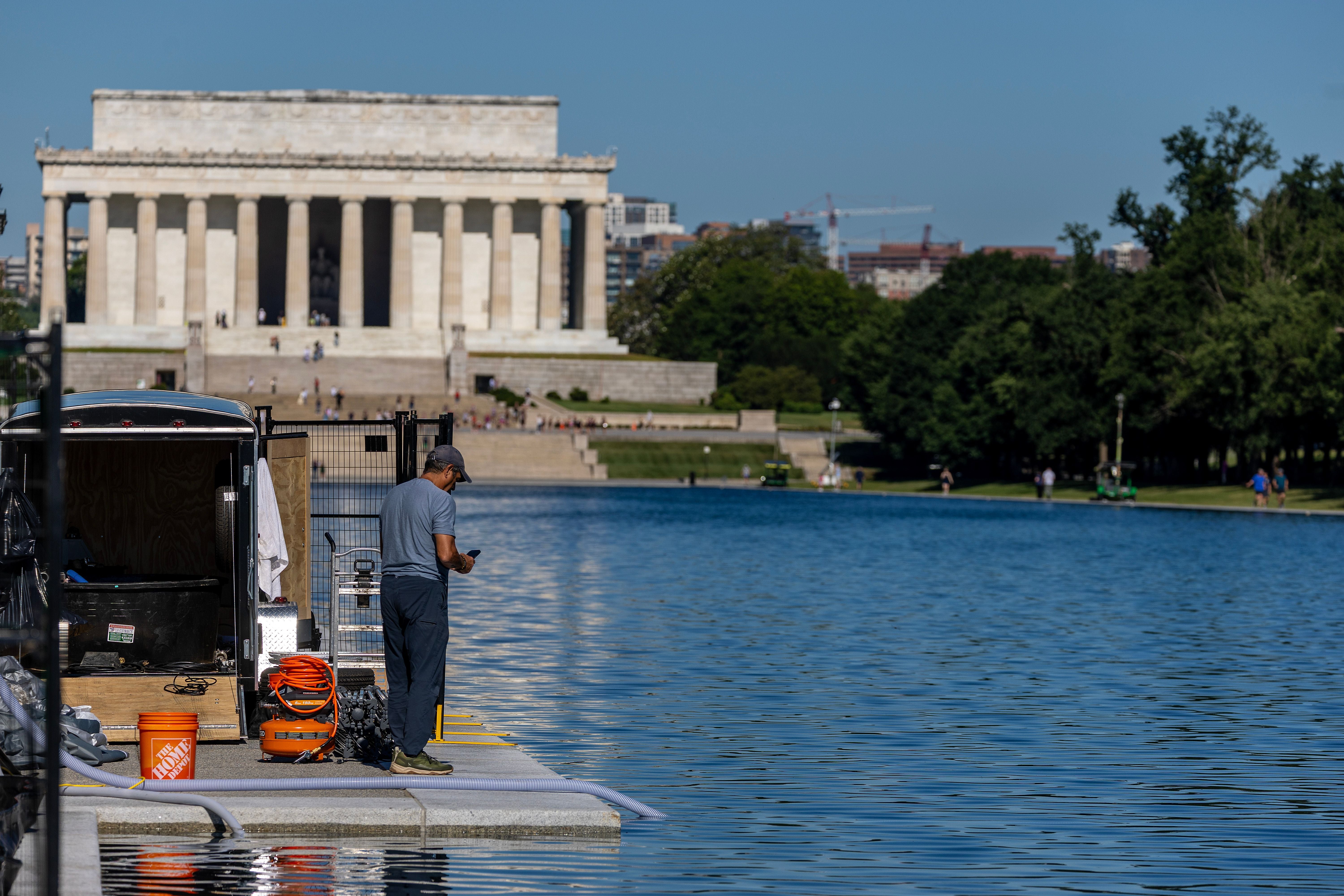 A construction company previously hired to work on the blighted Lincoln Memorial Reflecting Pool under the Obama administration turned down work for the Trump administration’s renovation because the plans were ‘unfeasible,’ according to a report