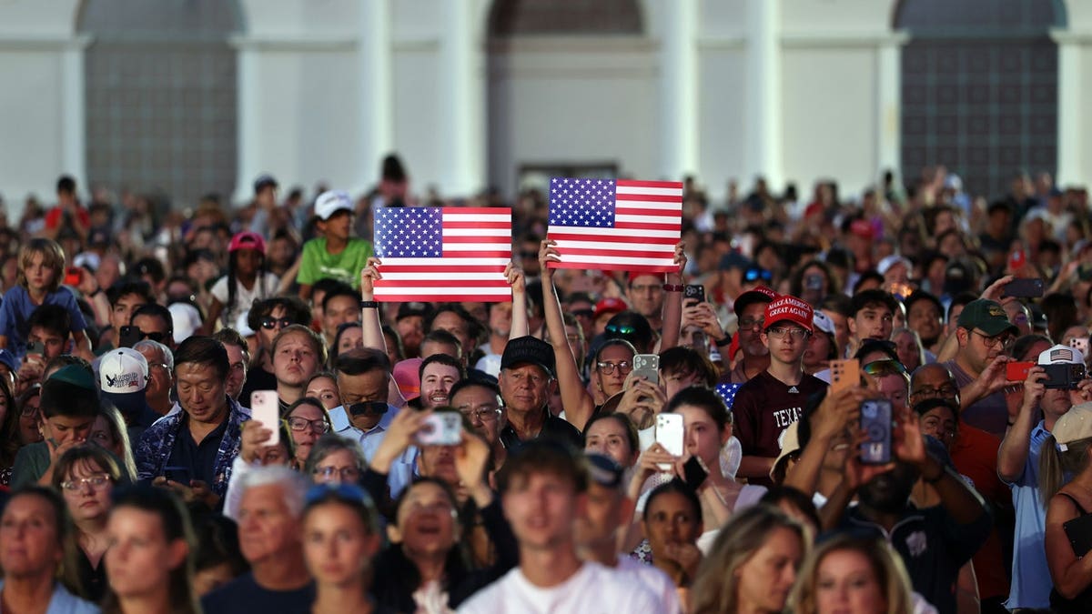 crowd at 250 freedom rally