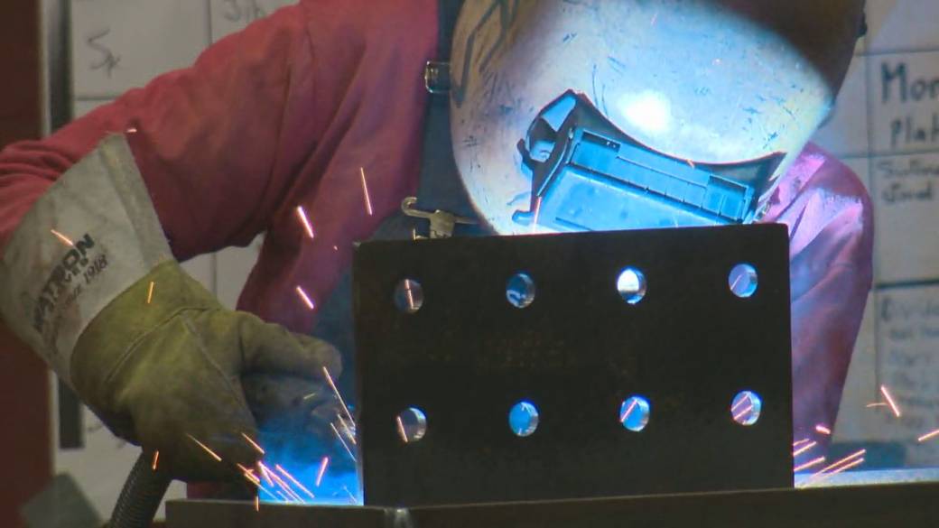 Click to play video: 'Algoma Steel to lay off 1,000 workers amid Canada-U.S. trade war'