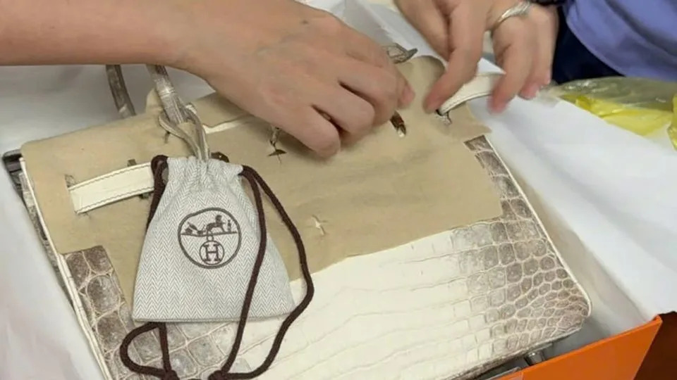 A Birkin bag that belonged to Truong My Lan, which sold at auction. - Ho Chi Minh City Asset Auction Service Center