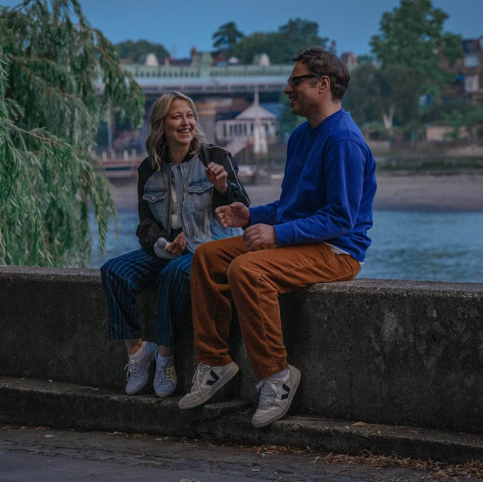 alice and steve/season 1. (l to r) jemaine clement as steve, nicola walker as alice in alice and steve. cr. lara cornell/disney+ © 2025. alice and steve/season 1. (l to r) jemaine clement as steve, nicola walker as alice in alice and steve. cr. lara cornell/disney+ © 2025.