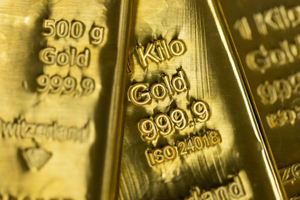 Gold Extends Decline as Iran Tensions Rekindle Inflation Fears