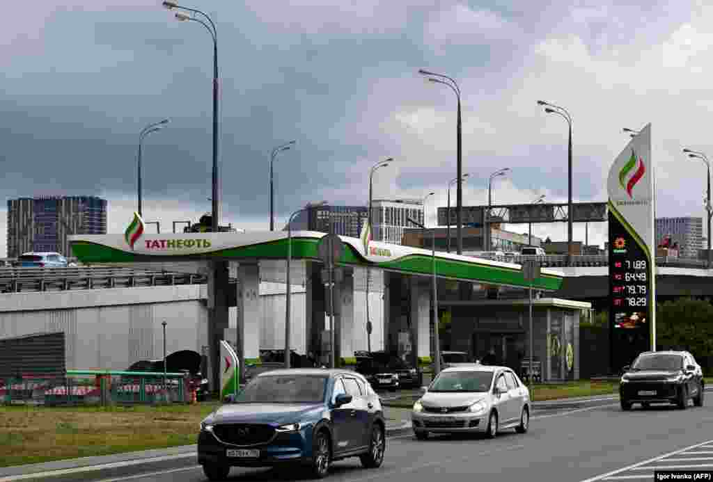 A Tatneft fuel station in Moscow on June 16.<br><br>The Russian oil producer recently <a href="https://www.france24.com/en/live-news/20260616-russian-oil-producer-rations-fuel-as-ukraine-attacks-bite" target="_self" class="wsw__a"><strong>imposed rationing</strong></a> across its hundreds of gas stations throughout Russia, with each customer limited to 30 liters of petrol at a time.