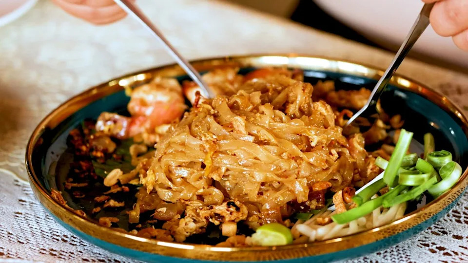 Pad Thai on a plate. blueringmedia – stock.adobe.com
