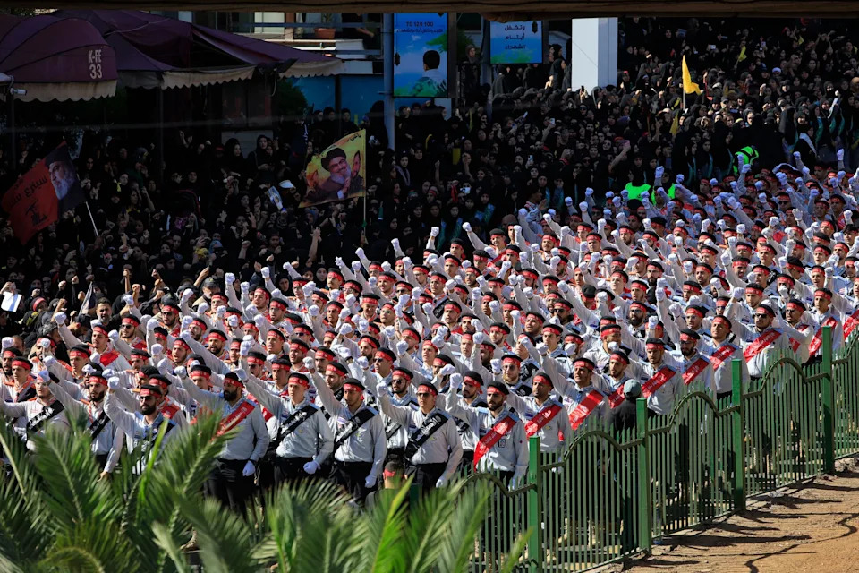 Lebanese Shiite Muslims gather at the mausoleum of late Hezbollah chief Hassan Nasrallah following the recitation of the martyrdom of Imam Hussein before joining the Ashura procession marking the 10th day of Muharram. (is associated with: «Thousands mark Ashura in Lebanon amid tensions with Israel») Abdul Kader Al Bay/ZUMA Press Wire/dpa