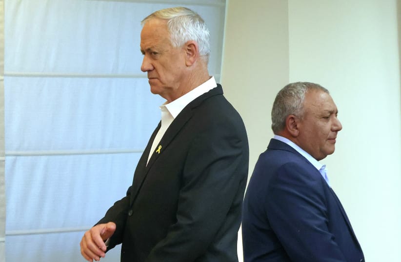 (L-R) National Unity party head Benny Gantz and party member Gadi Eisenkot.