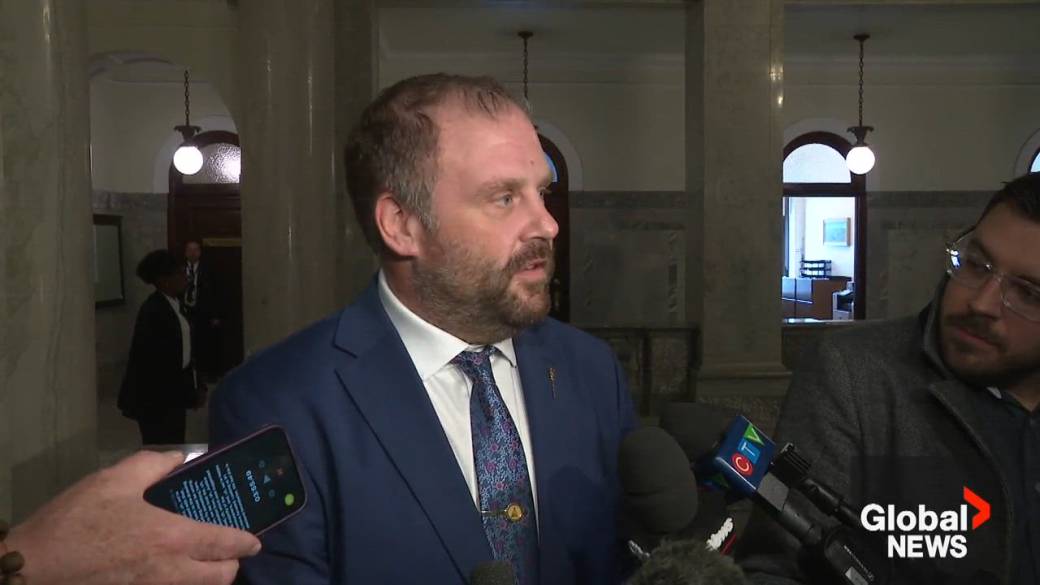 Click to play video: 'Alberta government plan to add electoral ridings draws criticism'