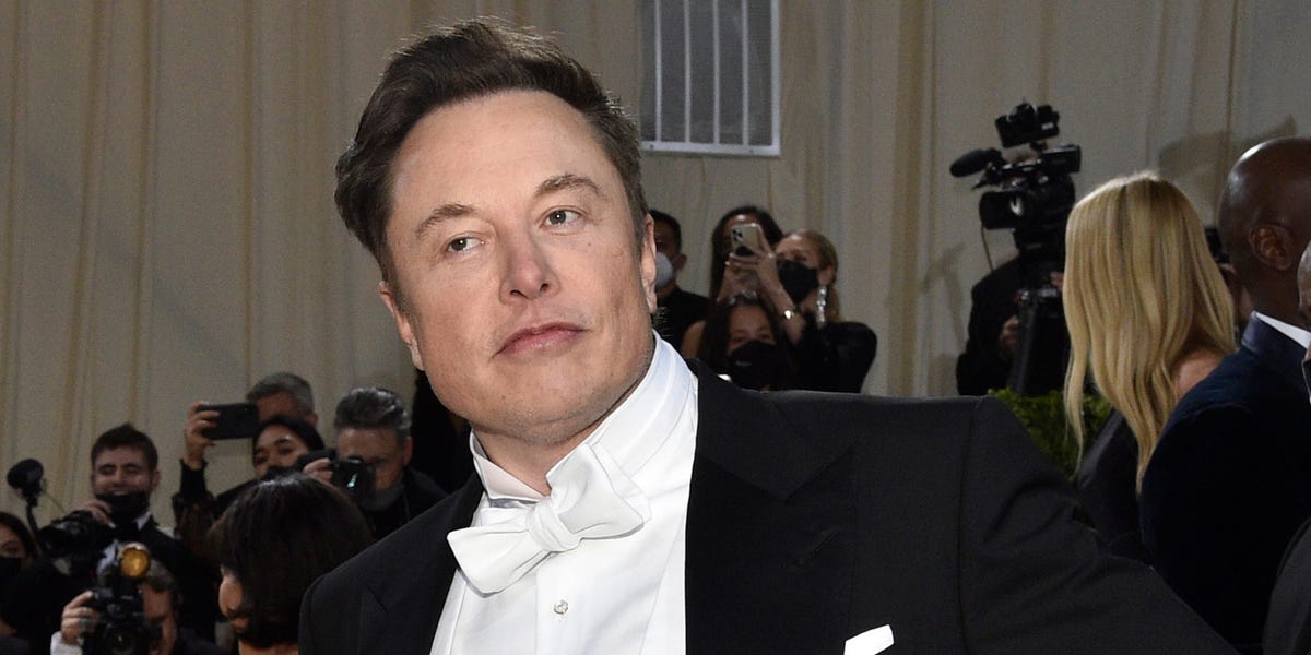 Elon Musk's Net Worth Falls Below $1 Trillion As SpaceX Stock Slides