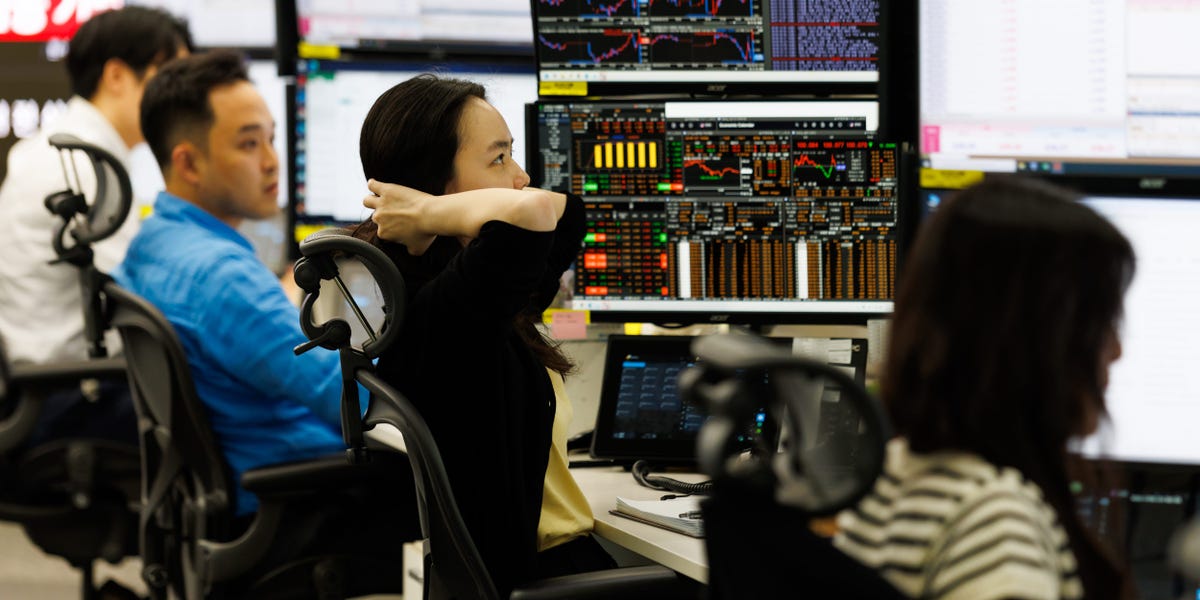Stocks Slump on Renewed Fears of War, AI Slowdown