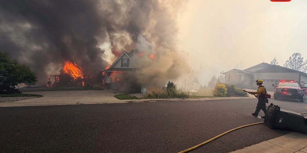 1 dead, 12 homes destroyed after wildfire breaks out in Washington