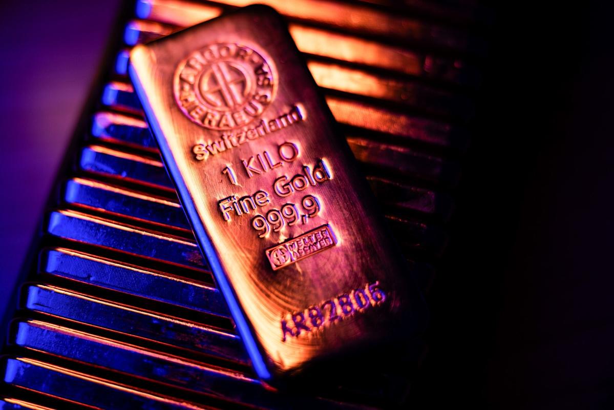 Gold Extends Loss as Israel-Iran Clashes Endanger Mideast Truce