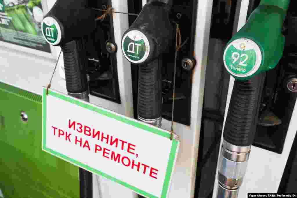 Fuel nozzles with a note that they are undergoing "renovation," at a gas station in Kazan on June 16.<br><br>Russian President Vladimir Putin was in Kazan to host the Association of Southeast Asian Nations (ASEAN) on June 18 and has not commented on the Moscow strikes.
