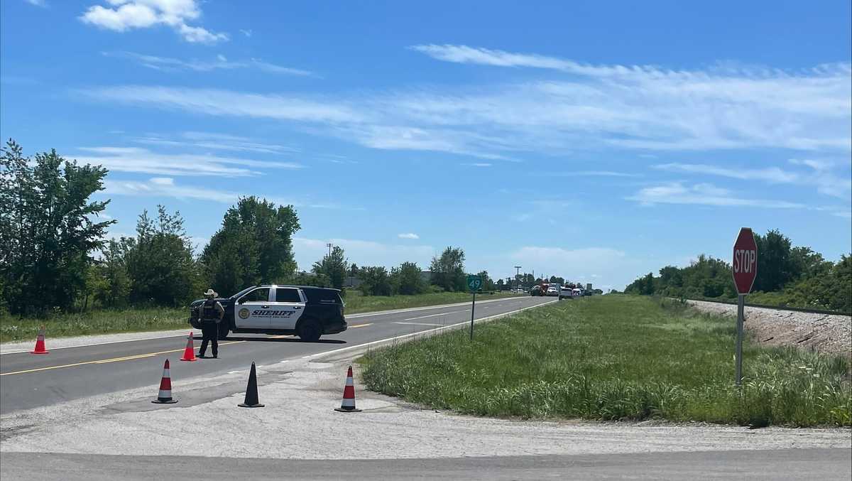 12 dead after skydiving plane crashes near Butler, Missouri airport