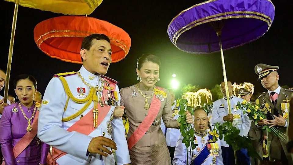Thailand's King Vajiralongkorn and Princess Bajrakitiyabha (L) greet supporters in Bangkok on October 23, 2020.