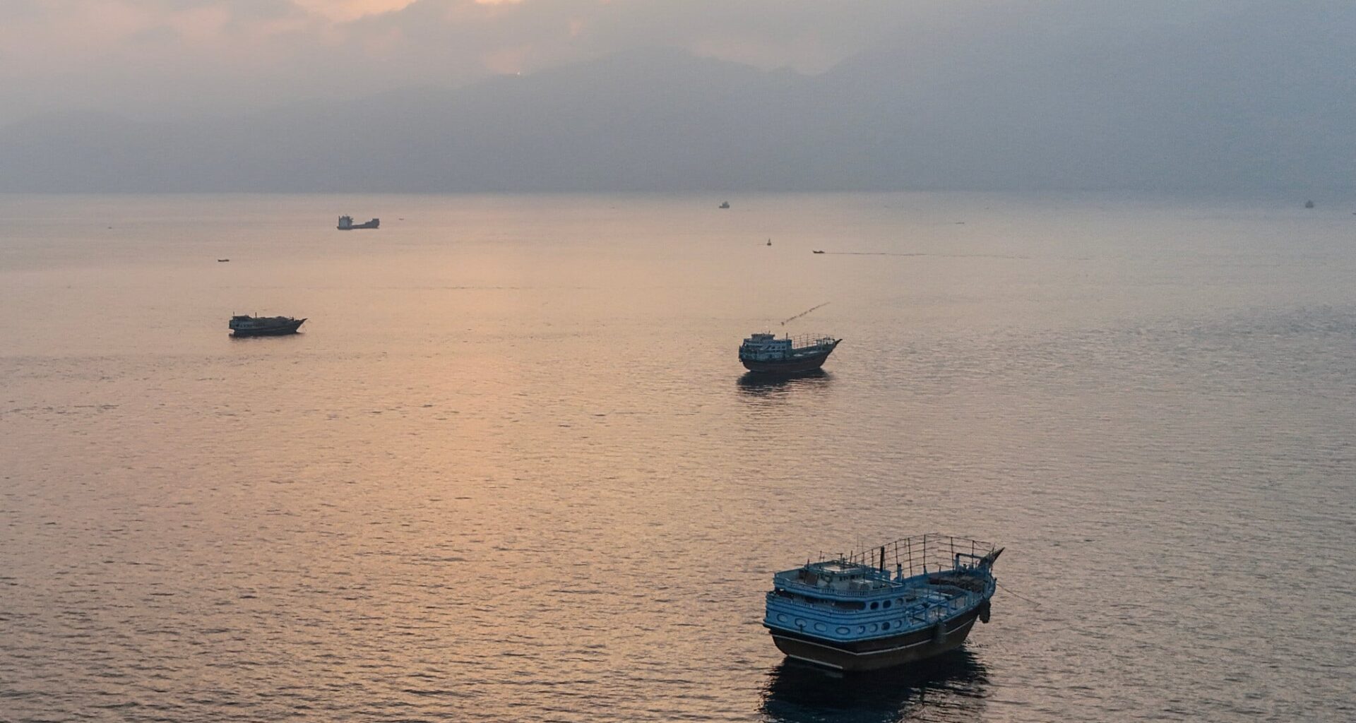 US, Iran agree to halt Hormuz attacks, hold talks about strait in Qatar on Tuesday -- report