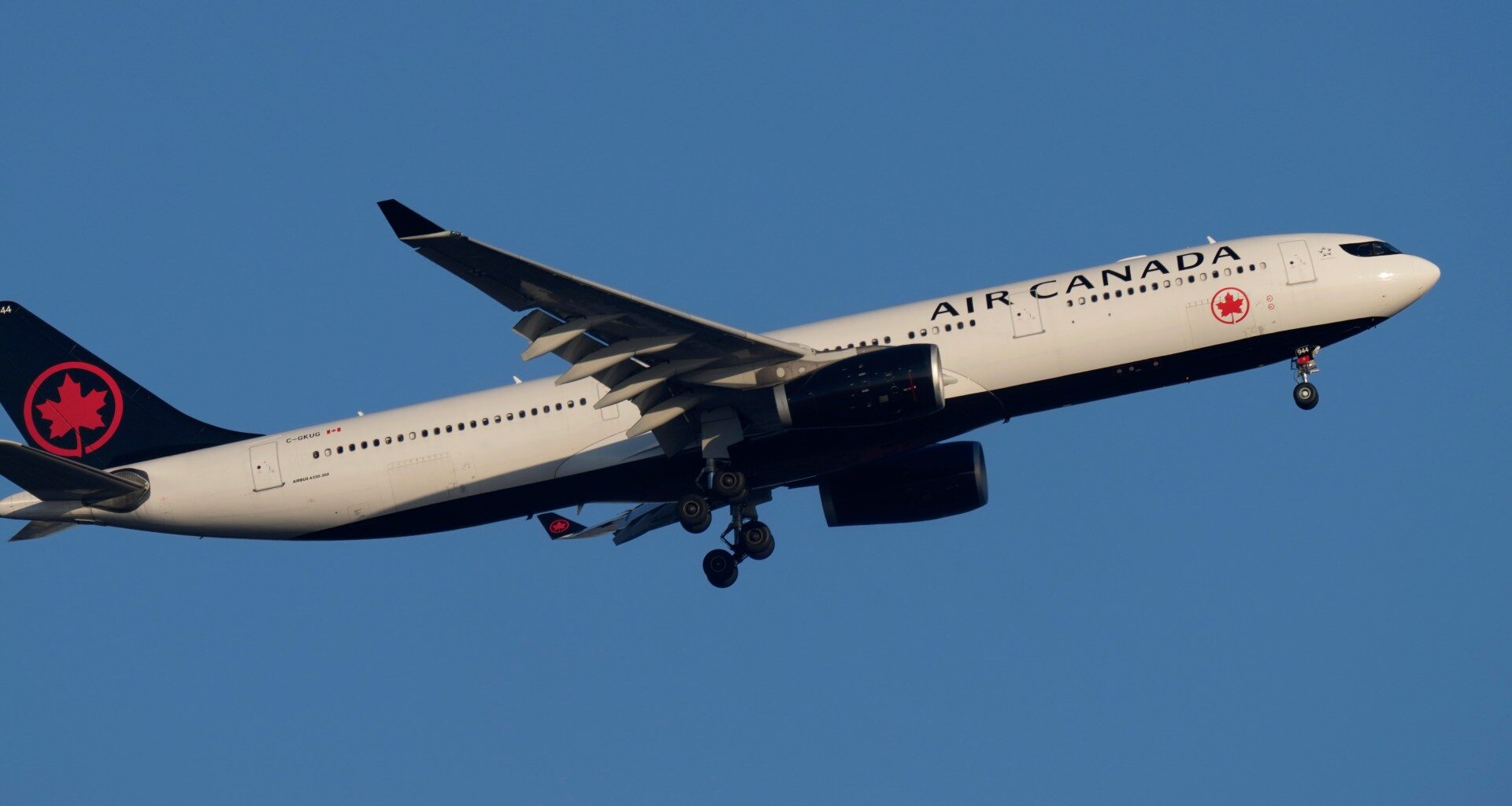 Air Canada pilot accused of flying for 17 years without proper licence | Aviation News