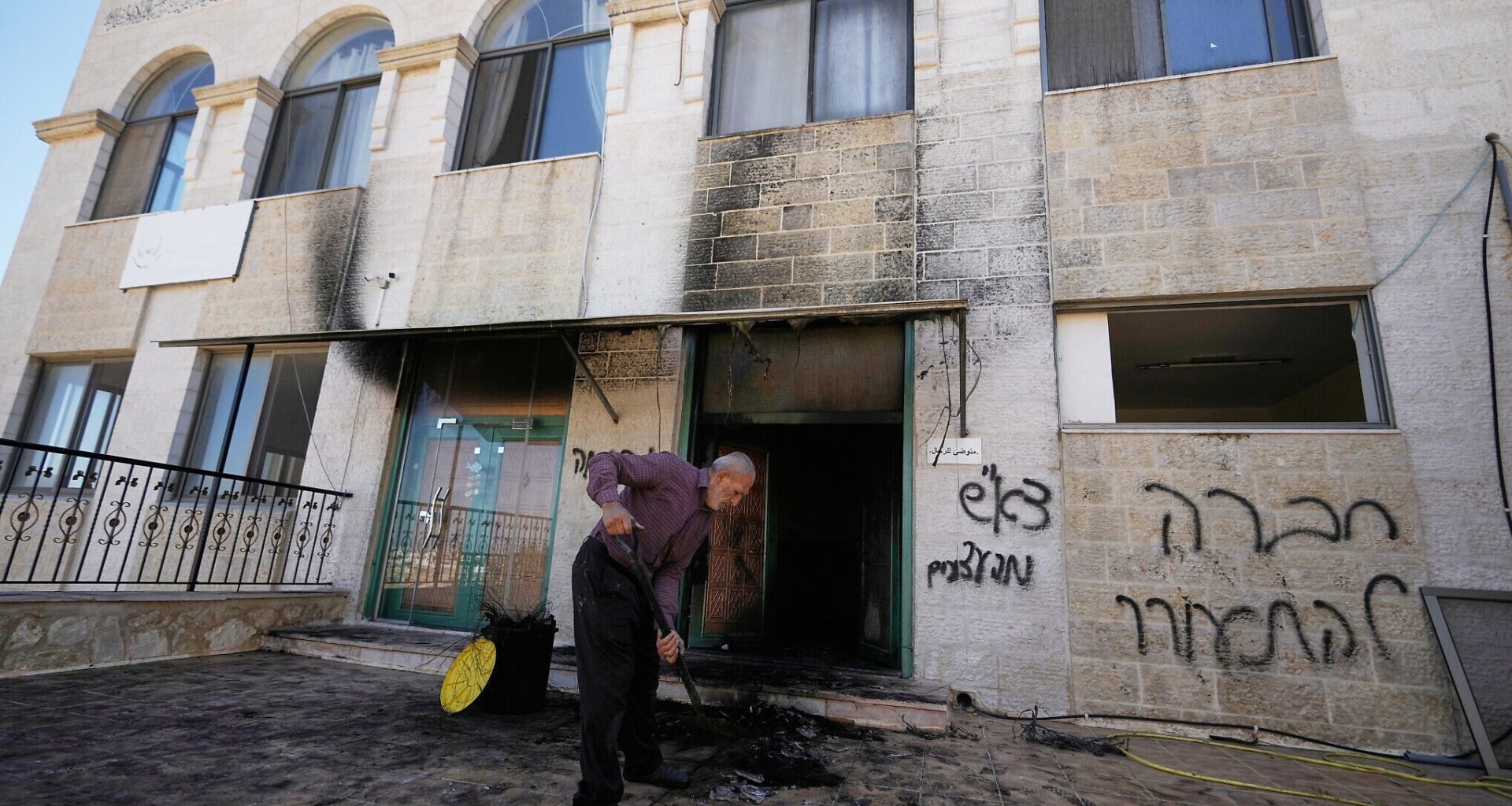 Settlers set fire to two West Bank mosques overnight
