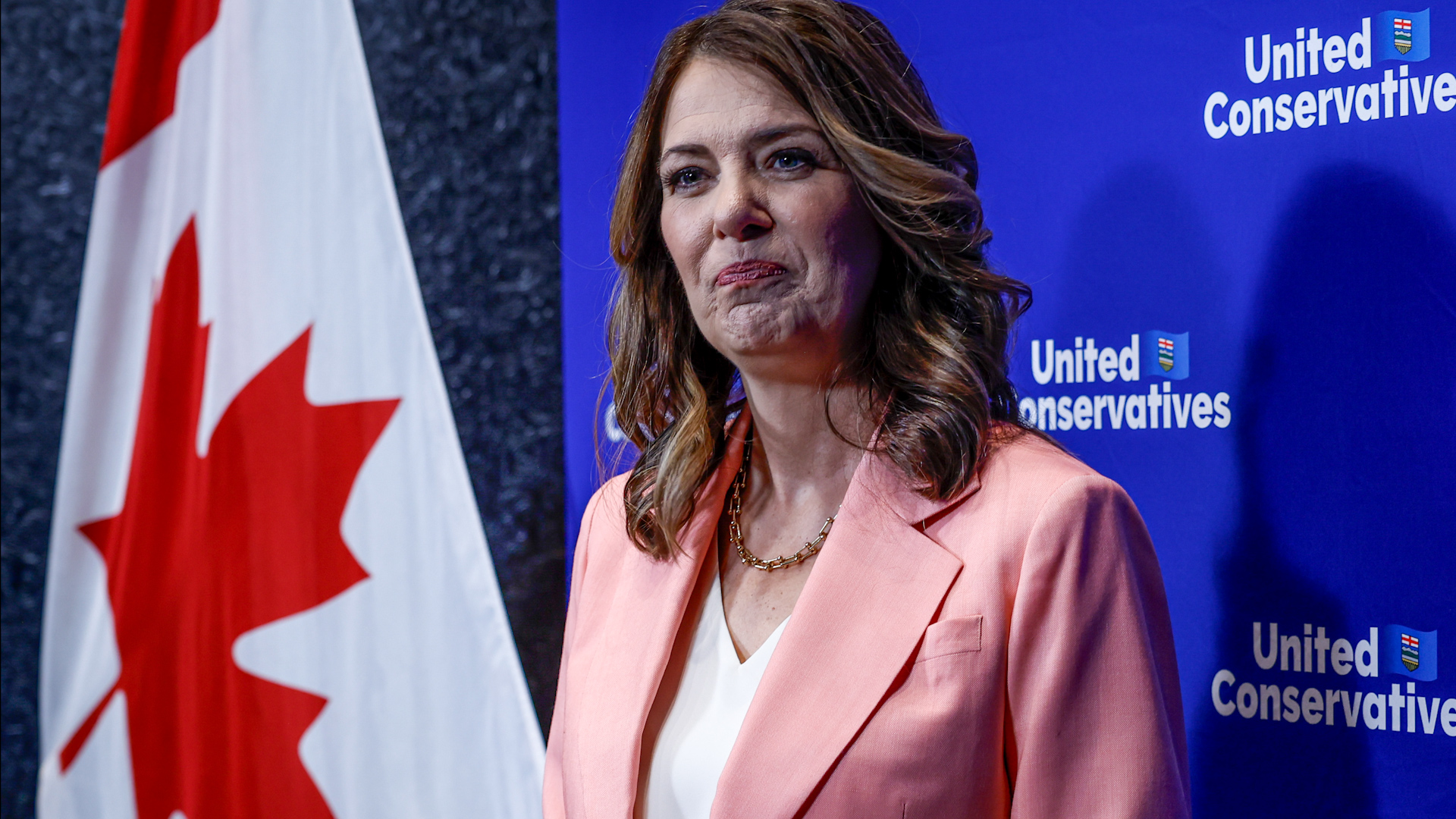 Click to play video: 'Alberta premier Danielle Smith’s approval rating slips over handling of separatism, poll finds'
