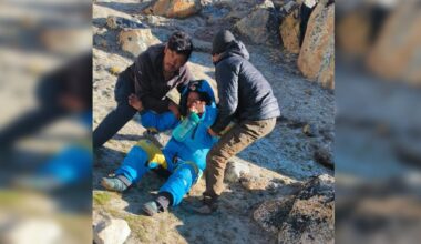 A photo showing SPCC workers helping Hillary Dawa Sherpa