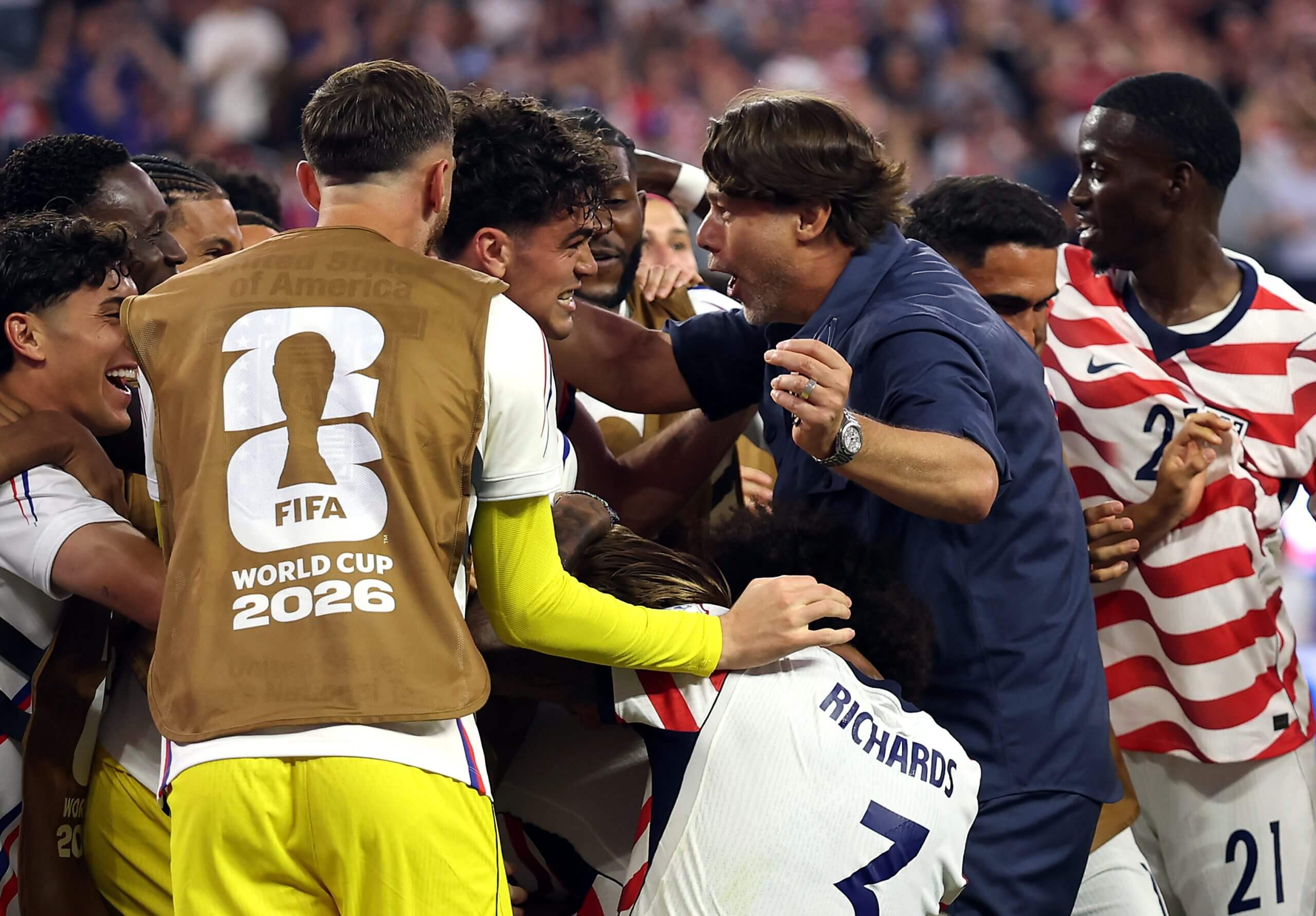 Mauricio Pochettino joins the USMNT's celebration of Gio Reyna's goal vs. Paraguay