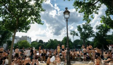 France curbs public drinking as heatwave hits music festival crowds - politico.eu