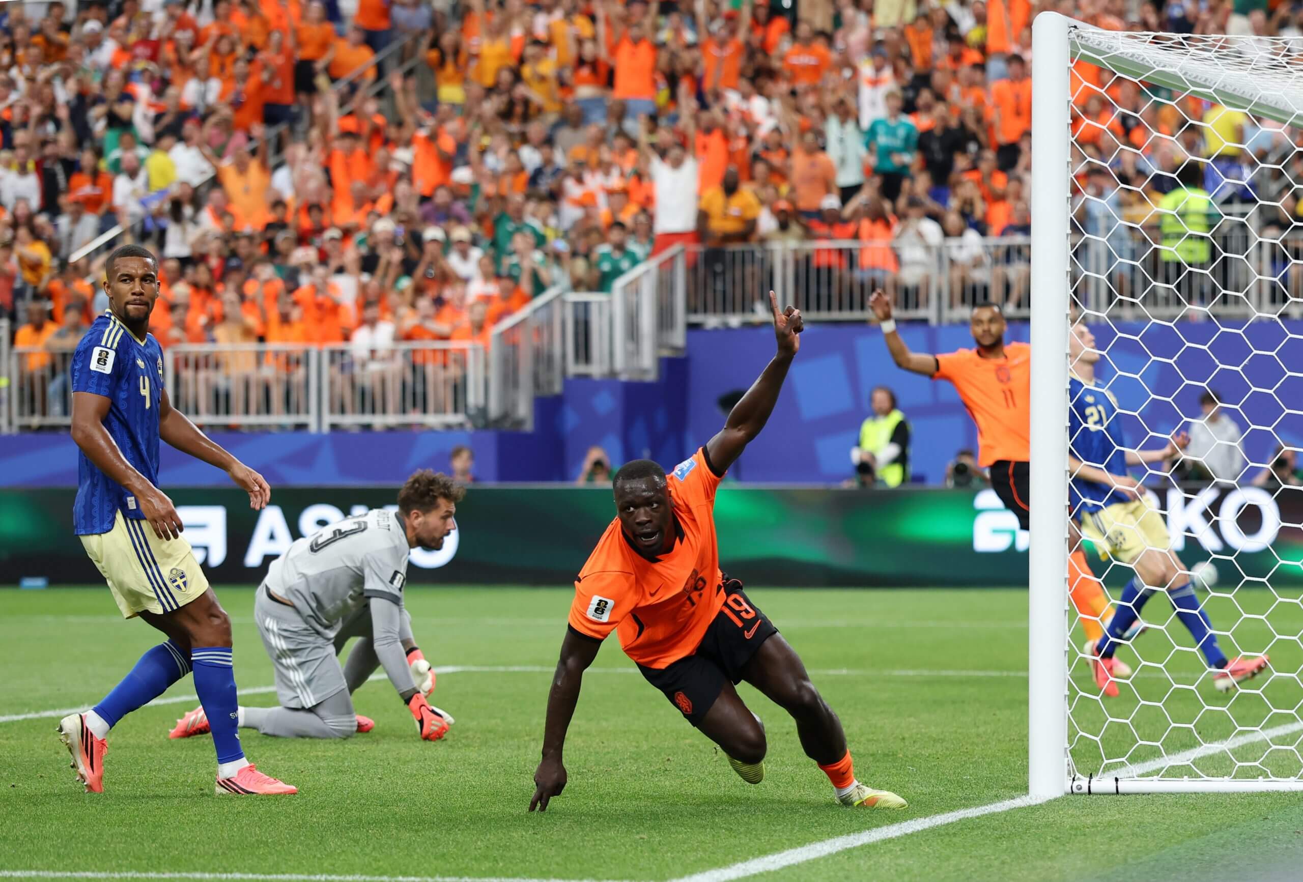 Brian Brobbey scores the Netherlands' second goal against Sweden