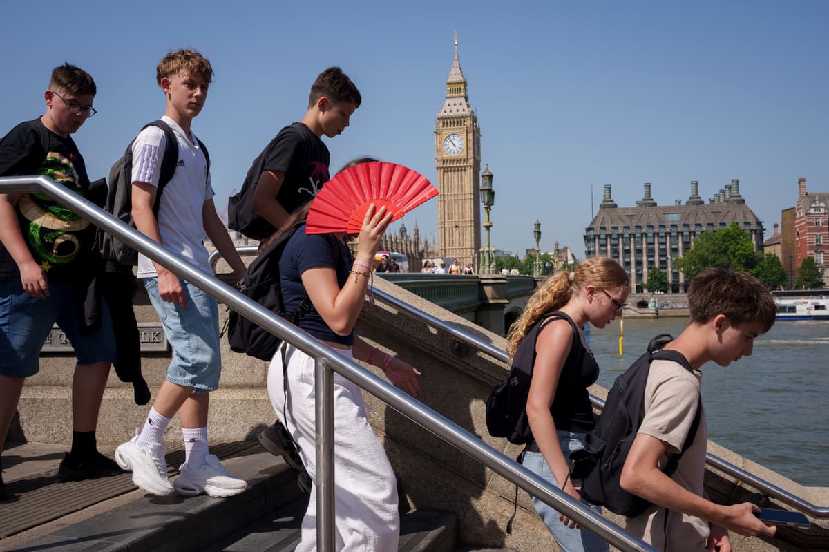 London heatwave shutdown grows as hundreds of thousands stay at home - LIVE - London Evening Standard